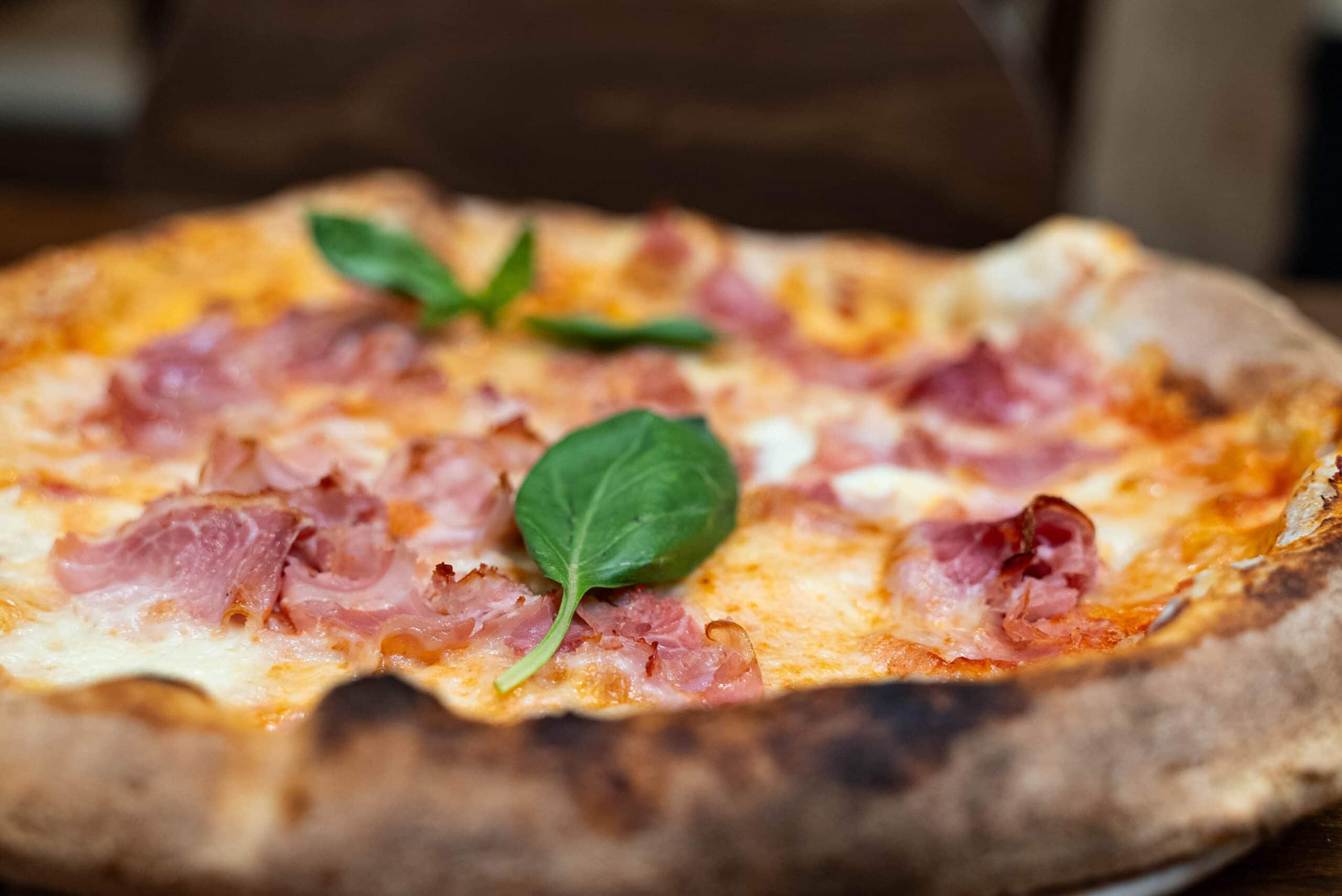 Pizza Margherita heiß geliefert