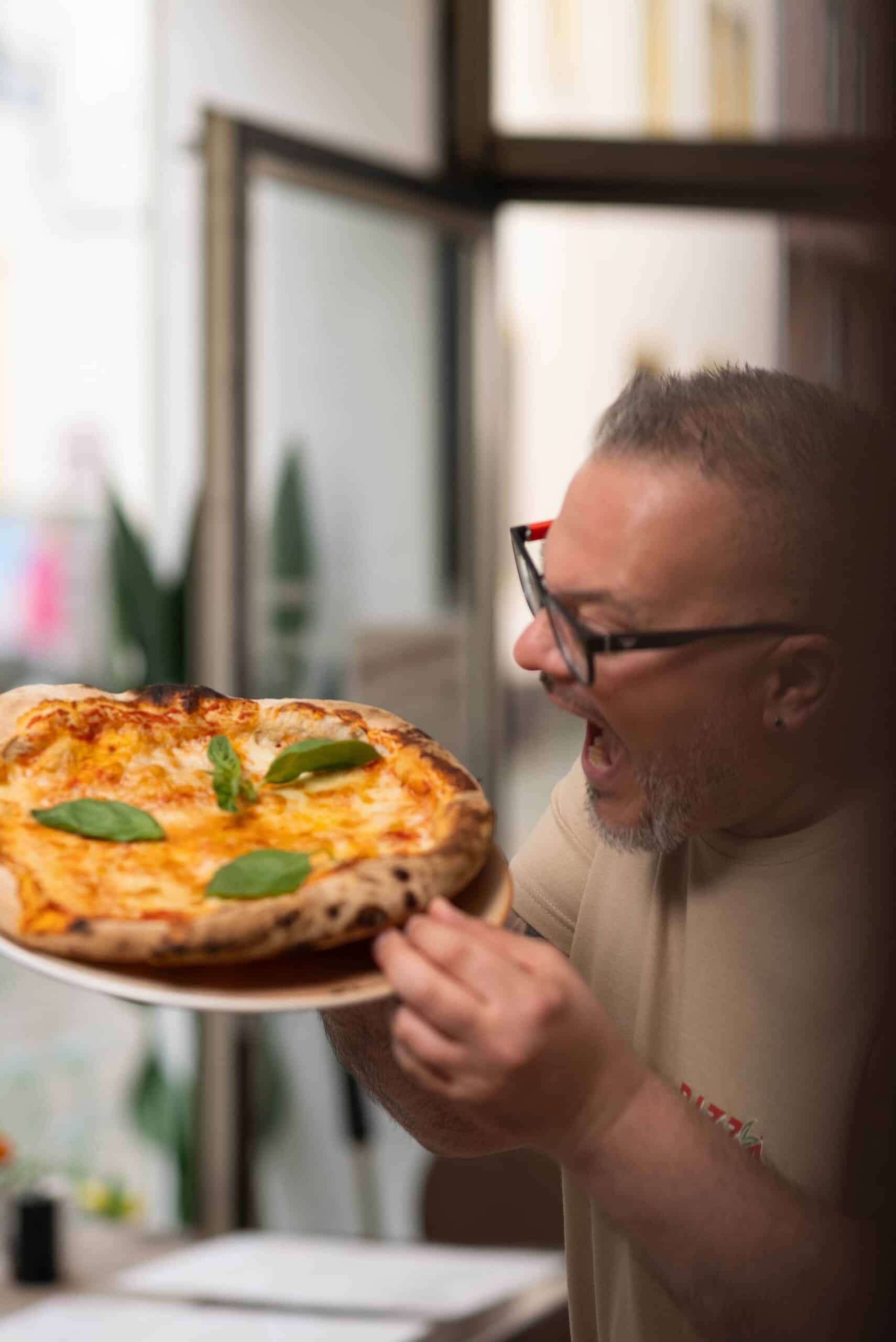 Pizza frisch aus dem Steinofen